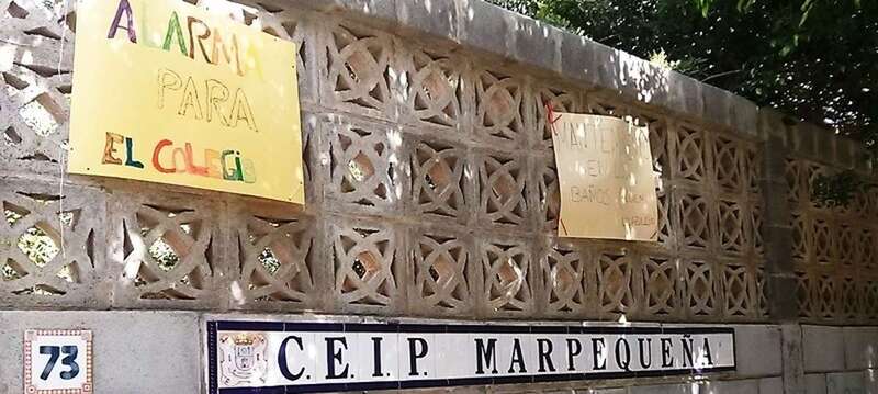 Imagen de archivo de una protesta anterior en el colegio público de Marpequeña (Foto TA)